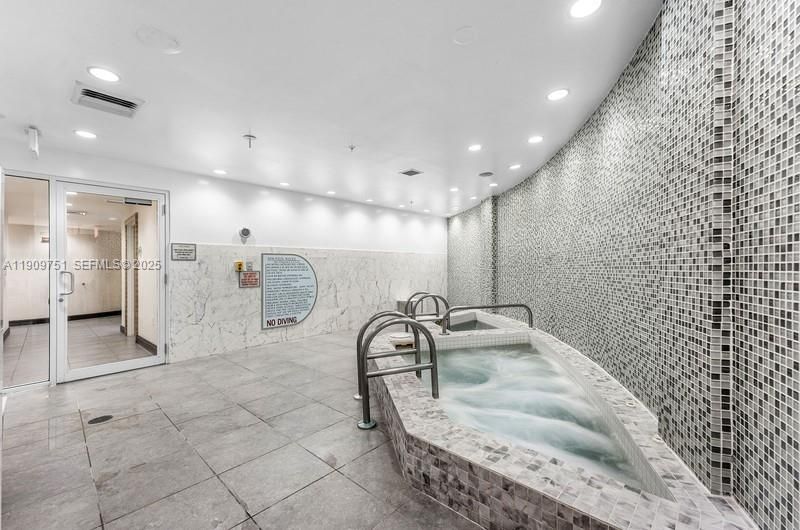 For Sale: $280,000 (1 beds, 1 baths, 506 Square Feet)