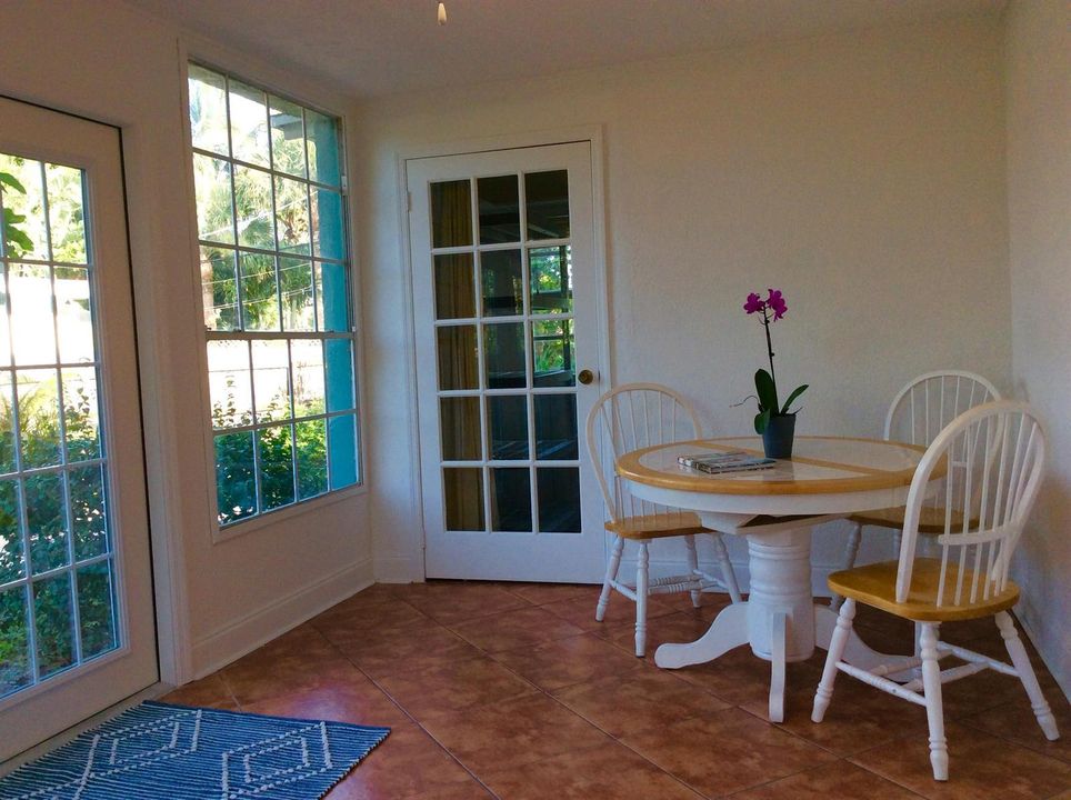 382 ELLAMAR COZY SUNROOM EAT IN AREA