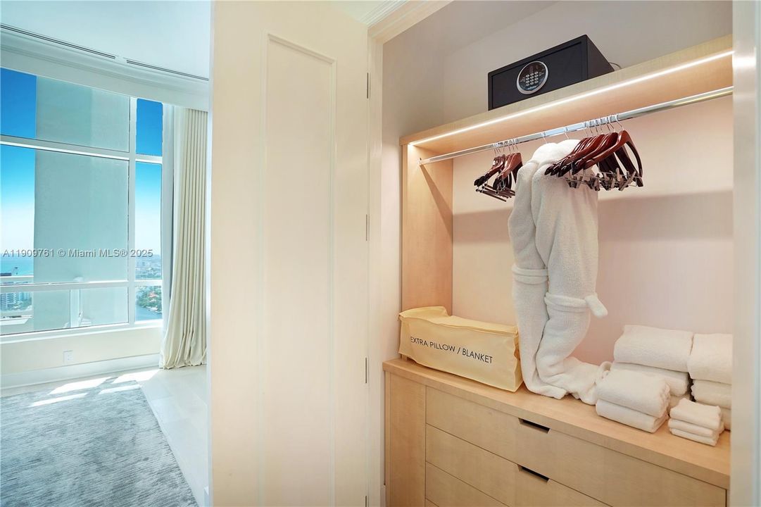 В аренду: $100,000 (5 спален, 5 ванн, 4500 Квадратных фут)