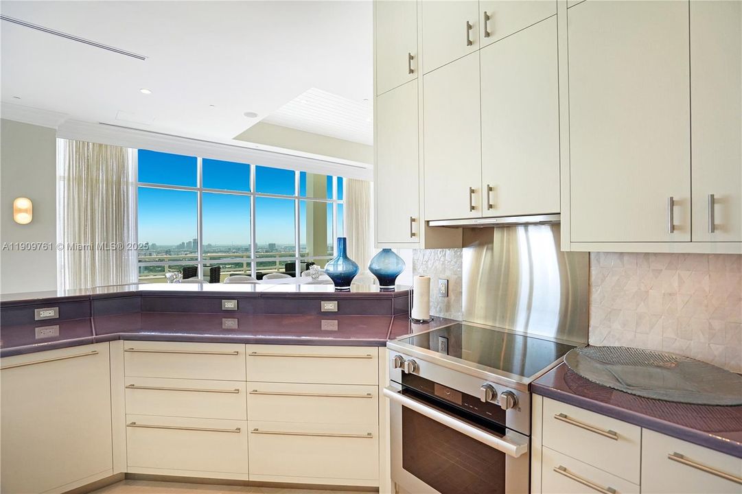 В аренду: $100,000 (5 спален, 5 ванн, 4500 Квадратных фут)