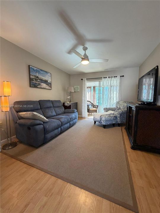 For Sale: $150,000 (2 beds, 2 baths, 840 Square Feet)