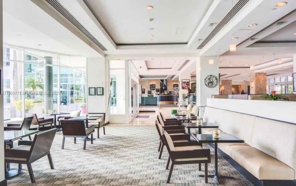 待售: $170,000 (1 贝兹, 1 浴室, 643 平方英尺)