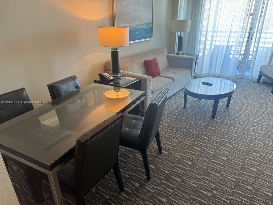 待售: $170,000 (1 贝兹, 1 浴室, 643 平方英尺)