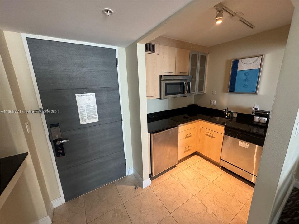 待售: $170,000 (1 贝兹, 1 浴室, 643 平方英尺)