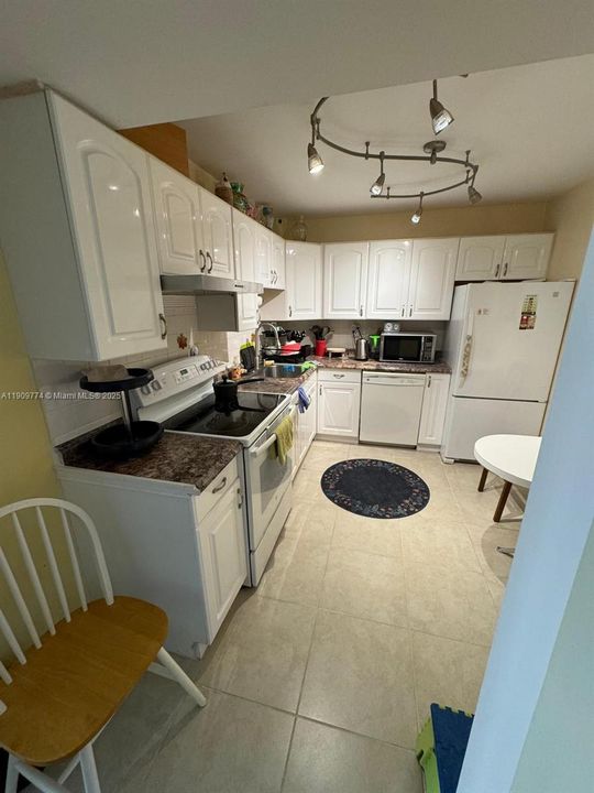 For Rent: $3,000 (2 beds, 2 baths, 1100 Square Feet)