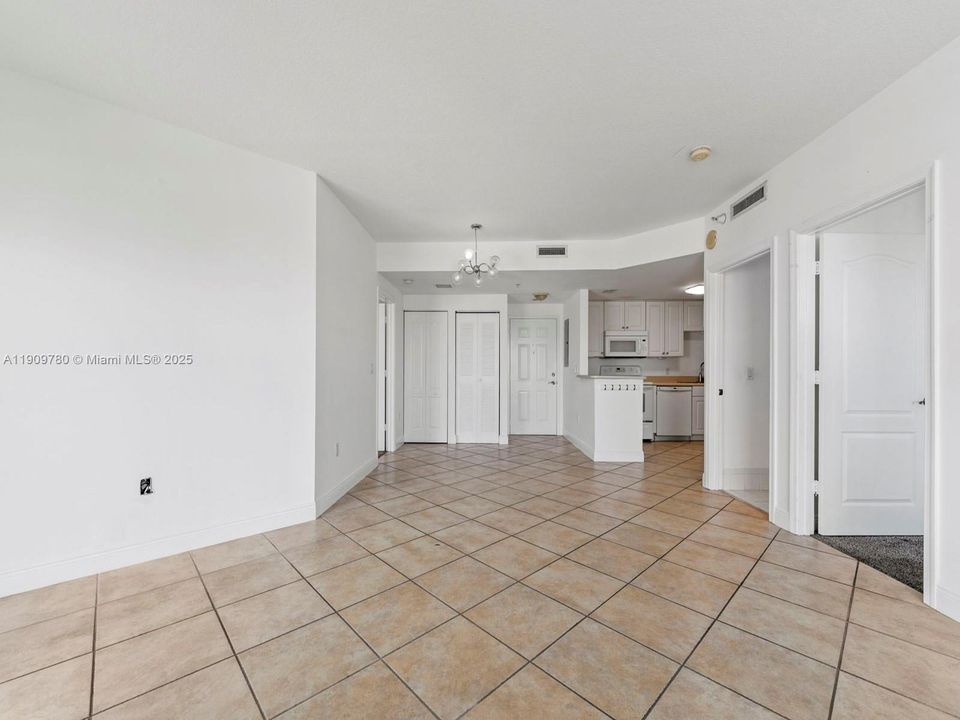 For Sale: $512,000 (2 beds, 2 baths, 1011 Square Feet)