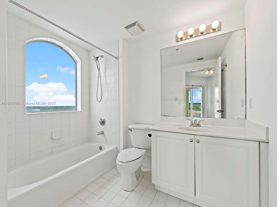 For Sale: $512,000 (2 beds, 2 baths, 1011 Square Feet)