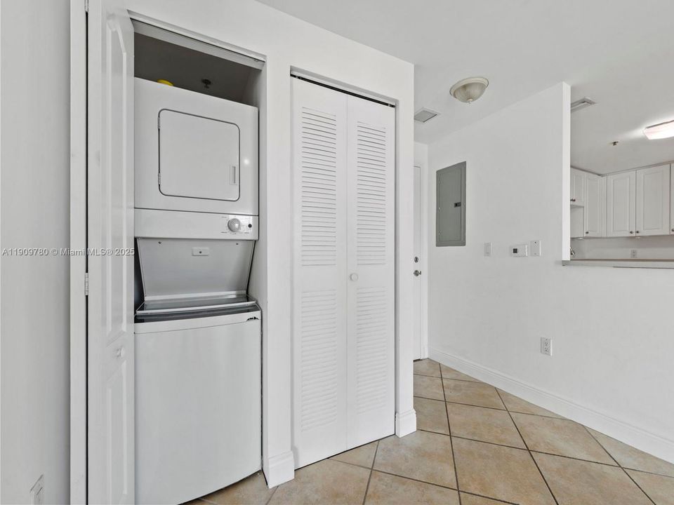 For Sale: $512,000 (2 beds, 2 baths, 1011 Square Feet)