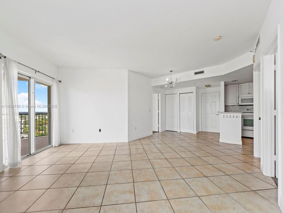 For Sale: $512,000 (2 beds, 2 baths, 1011 Square Feet)