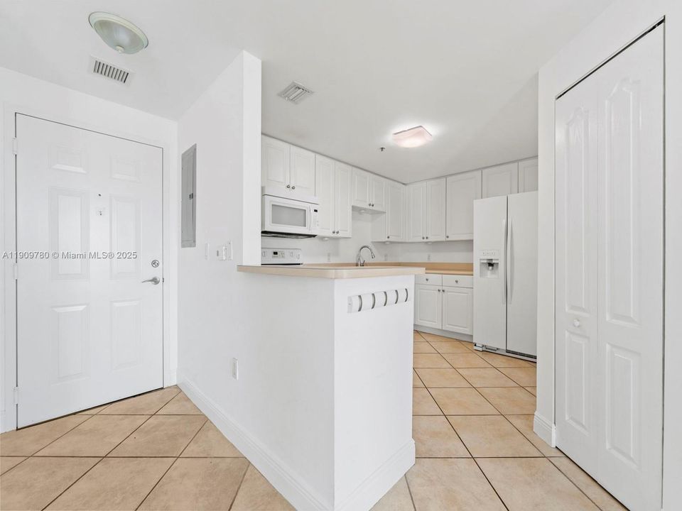 For Sale: $512,000 (2 beds, 2 baths, 1011 Square Feet)