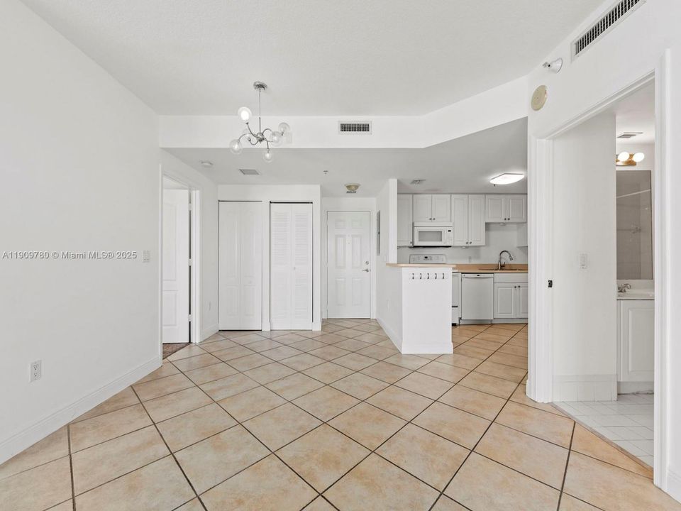 For Sale: $512,000 (2 beds, 2 baths, 1011 Square Feet)