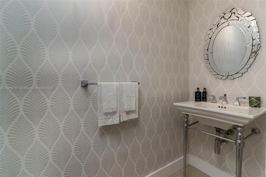 Recently Rented: $4,450 (1 beds, 1 baths, 1076 Square Feet)