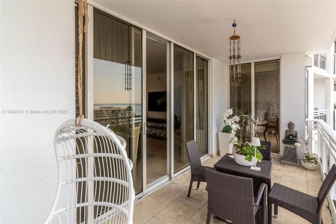 Recently Rented: $4,450 (1 beds, 1 baths, 1076 Square Feet)