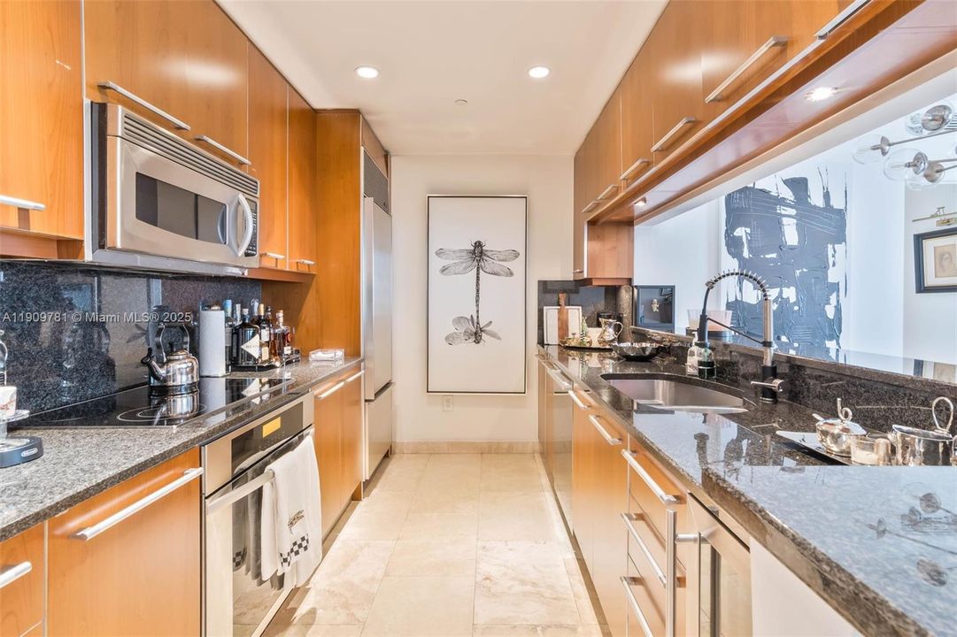 Recently Rented: $4,450 (1 beds, 1 baths, 1076 Square Feet)