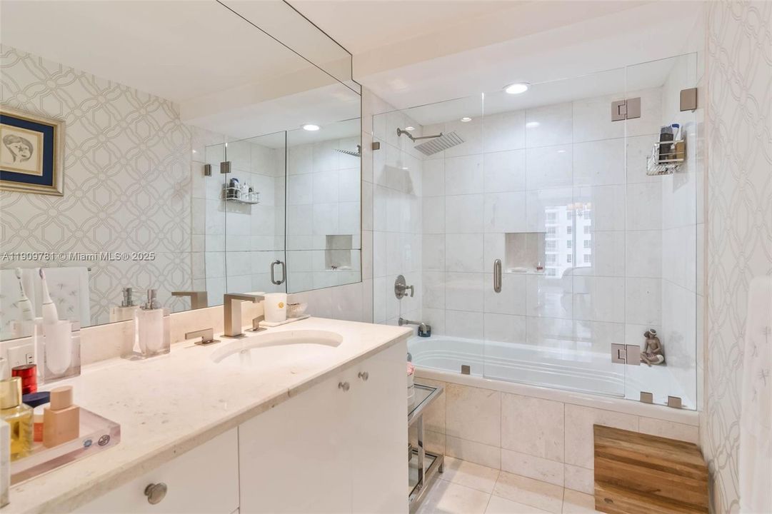 Recently Rented: $4,450 (1 beds, 1 baths, 1076 Square Feet)