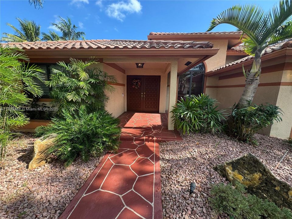 Active With Contract: $789,900 (3 beds, 2 baths, 2733 Square Feet)