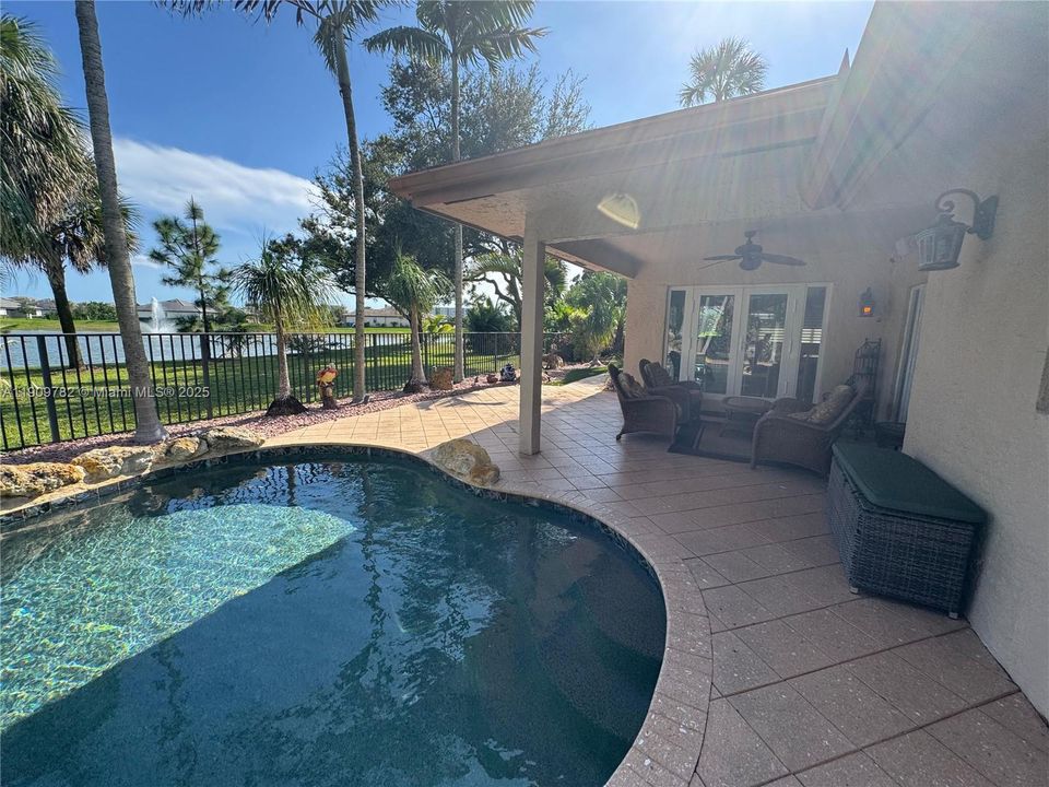 Active With Contract: $789,900 (3 beds, 2 baths, 2733 Square Feet)