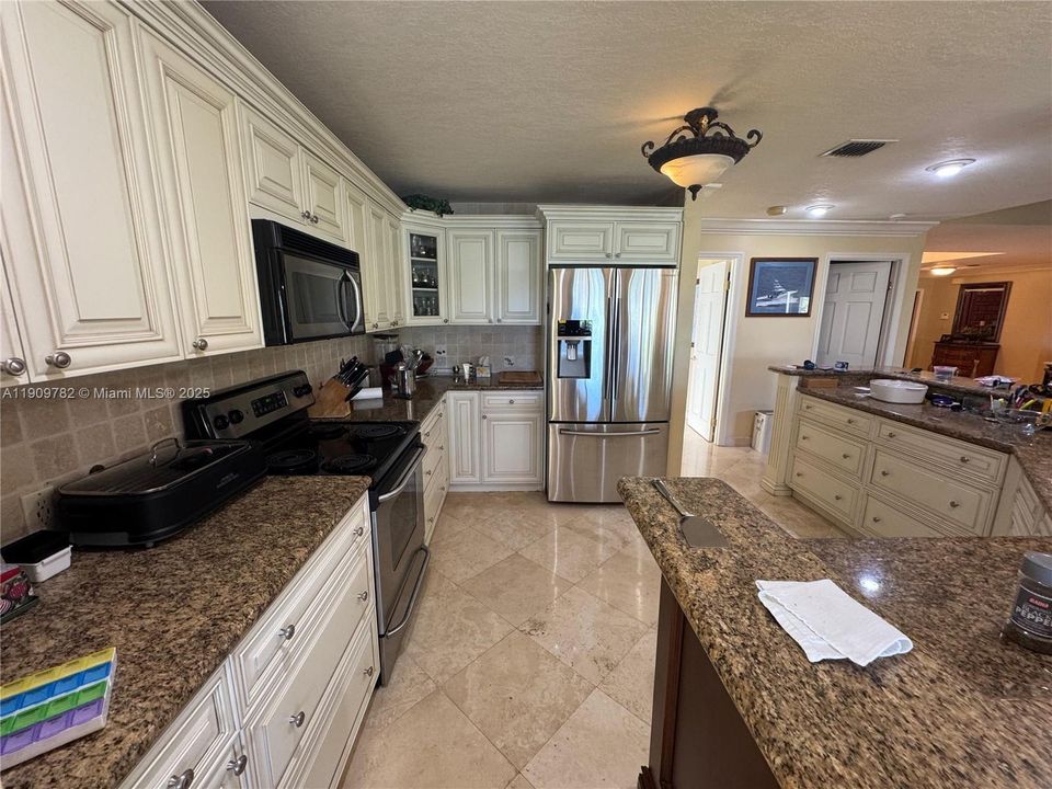 Active With Contract: $789,900 (3 beds, 2 baths, 2733 Square Feet)