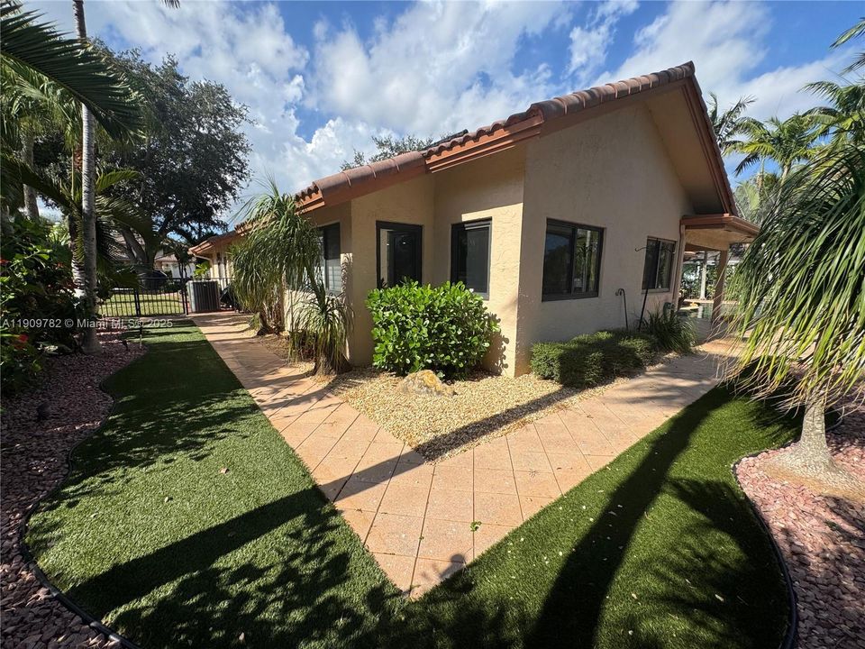 Active With Contract: $789,900 (3 beds, 2 baths, 2733 Square Feet)