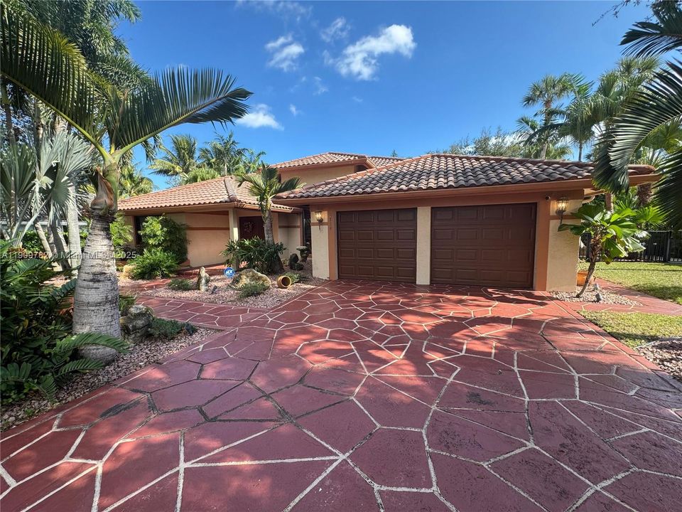 Active With Contract: $789,900 (3 beds, 2 baths, 2733 Square Feet)