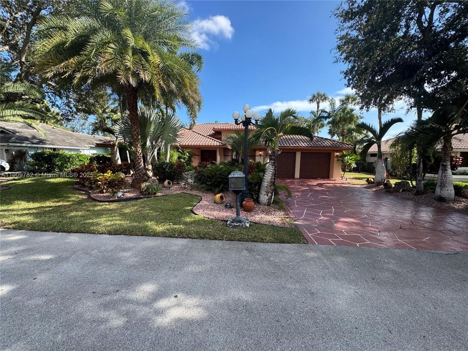 Active With Contract: $789,900 (3 beds, 2 baths, 2733 Square Feet)