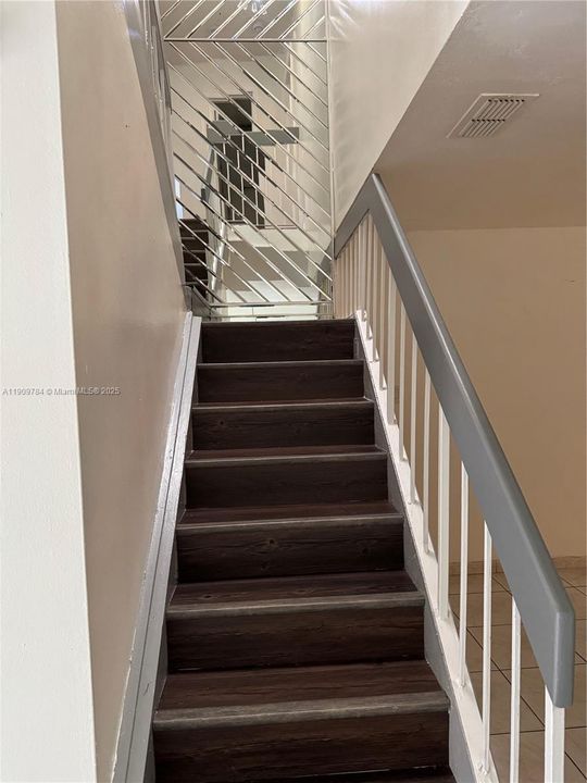 Activo con contrato: $2,900 (3 camas, 2 baños, 1360 Pies cuadrados)