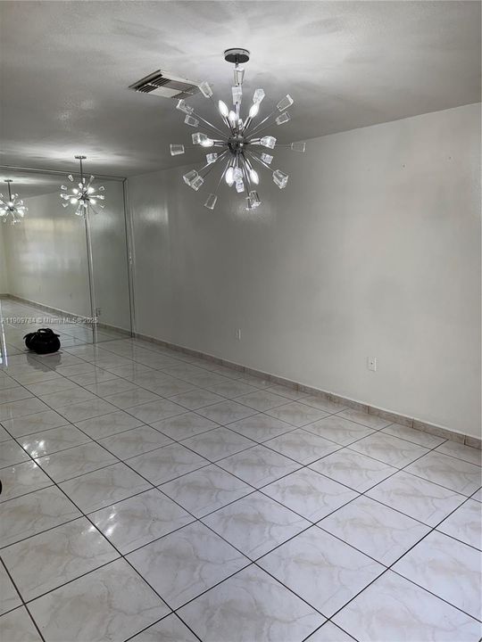 Activo con contrato: $2,900 (3 camas, 2 baños, 1360 Pies cuadrados)