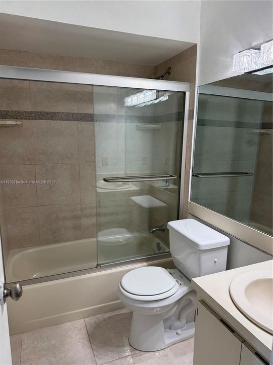 Activo con contrato: $2,900 (3 camas, 2 baños, 1360 Pies cuadrados)