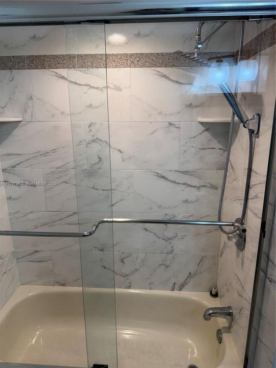 Activo con contrato: $2,900 (3 camas, 2 baños, 1360 Pies cuadrados)