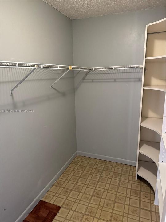 Activo con contrato: $2,900 (3 camas, 2 baños, 1360 Pies cuadrados)