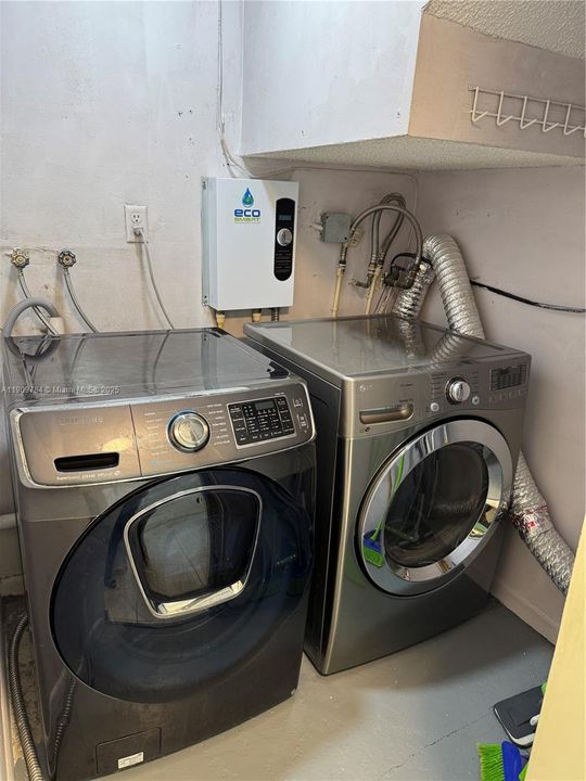 Activo con contrato: $2,900 (3 camas, 2 baños, 1360 Pies cuadrados)