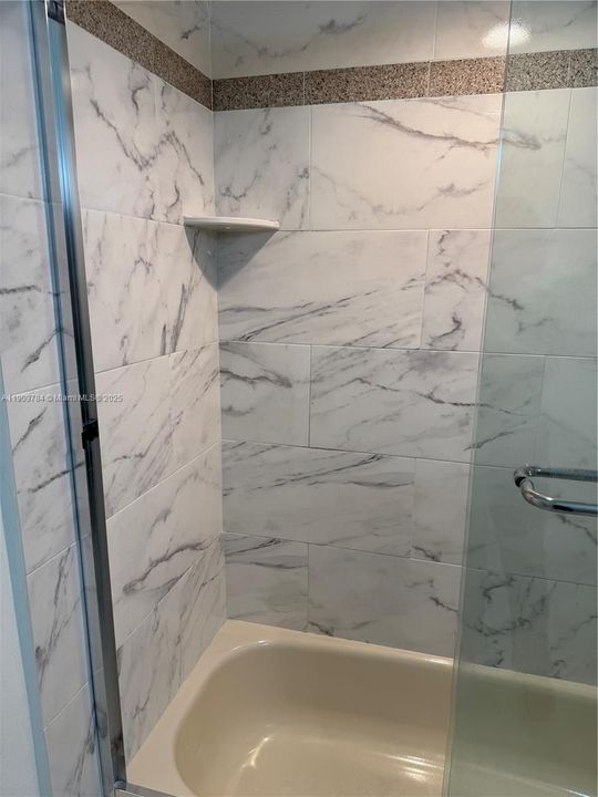 Activo con contrato: $2,900 (3 camas, 2 baños, 1360 Pies cuadrados)