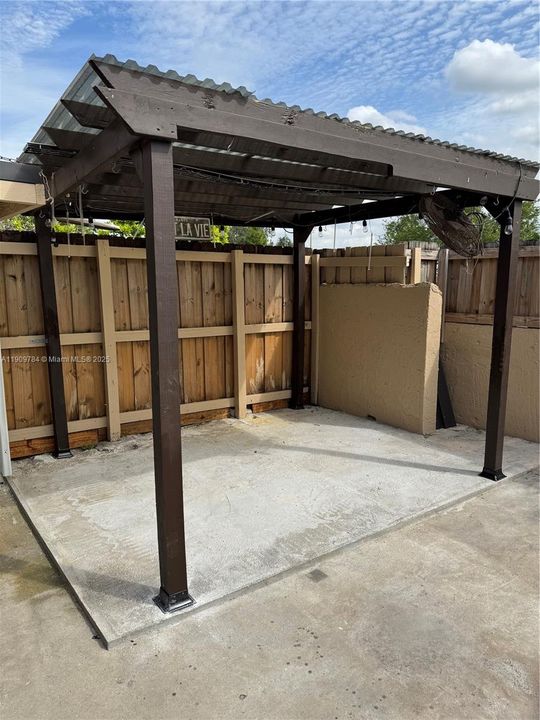 Activo con contrato: $2,900 (3 camas, 2 baños, 1360 Pies cuadrados)