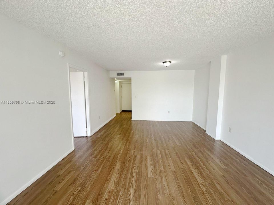 For Sale: $124,000 (1 beds, 1 baths, 840 Square Feet)