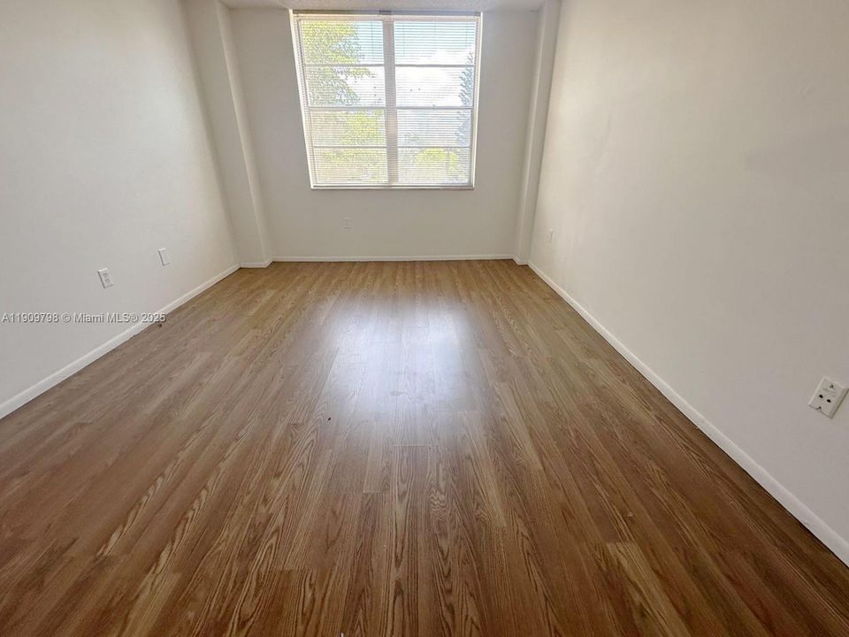 For Sale: $124,000 (1 beds, 1 baths, 840 Square Feet)