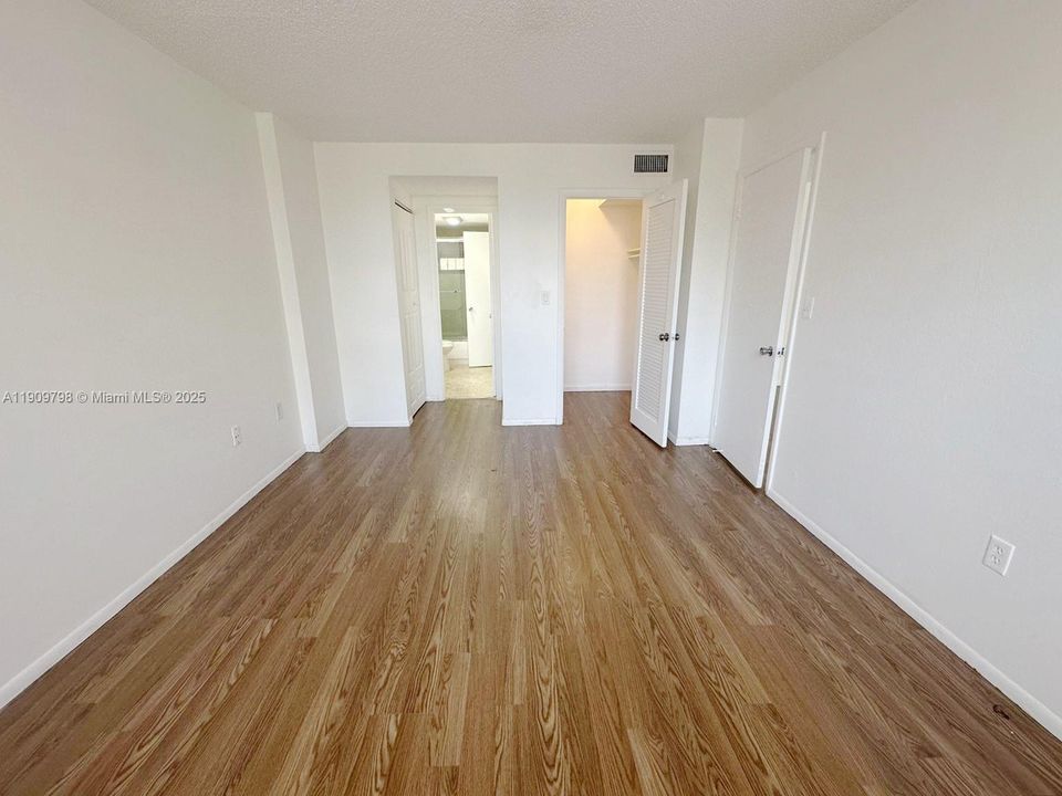 For Sale: $124,000 (1 beds, 1 baths, 840 Square Feet)