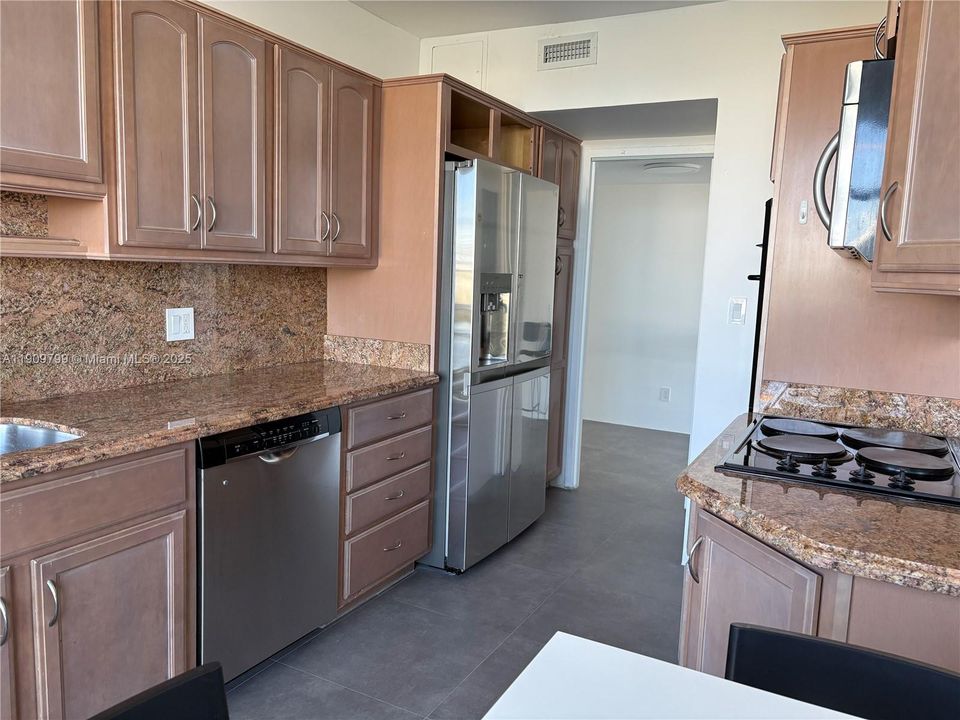 Active With Contract: $570,000 (2 beds, 2 baths, 1540 Square Feet)