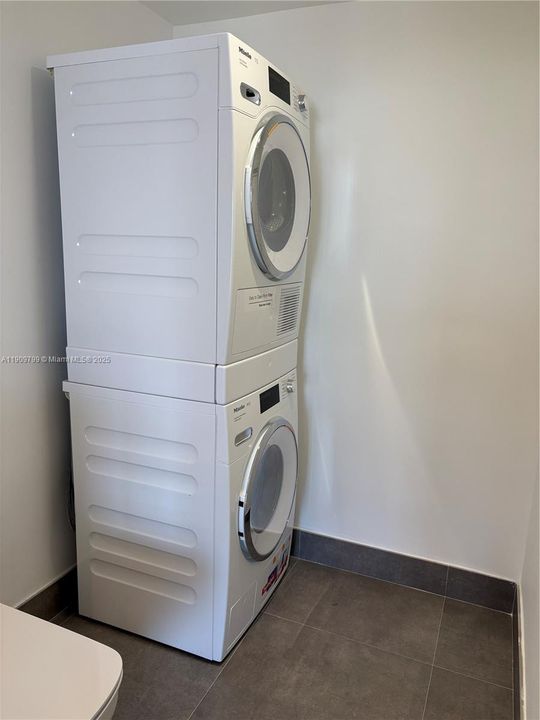 Active With Contract: $570,000 (2 beds, 2 baths, 1540 Square Feet)