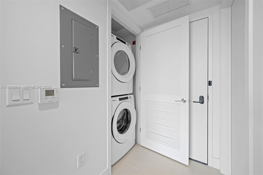 待售: $465,000 (0 贝兹, 1 浴室, 374 平方英尺)