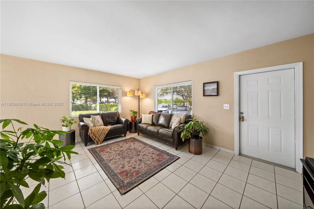 待售: $799,000 (2 贝兹, 1 浴室, 1038 平方英尺)