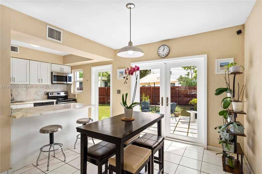 待售: $799,000 (2 贝兹, 1 浴室, 1038 平方英尺)