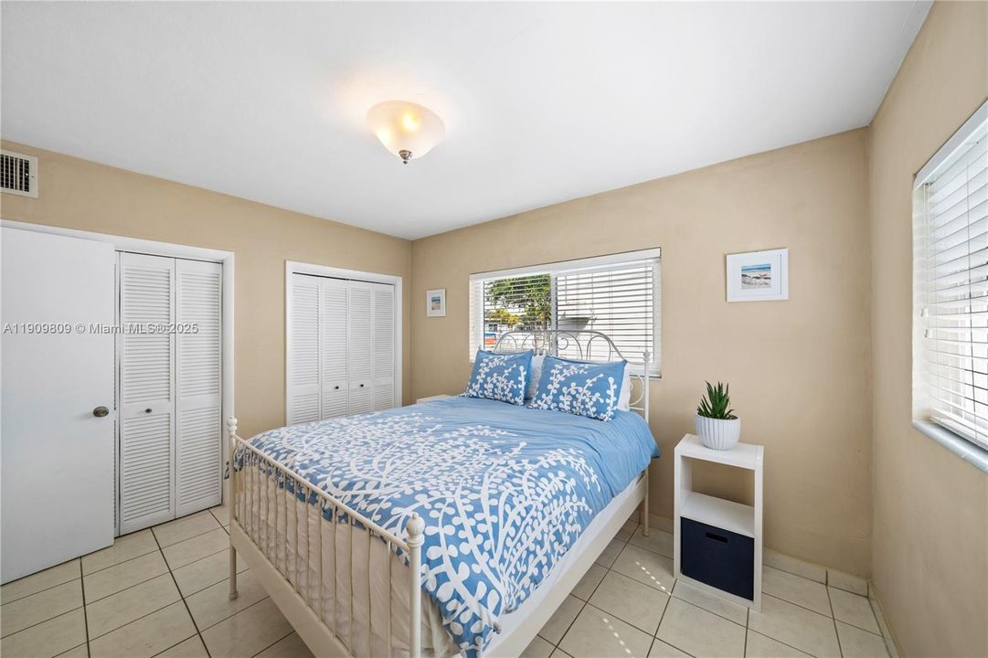 待售: $799,000 (2 贝兹, 1 浴室, 1038 平方英尺)