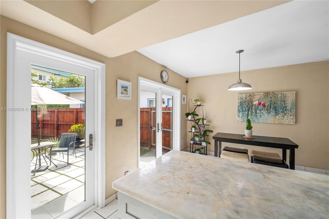 待售: $799,000 (2 贝兹, 1 浴室, 1038 平方英尺)