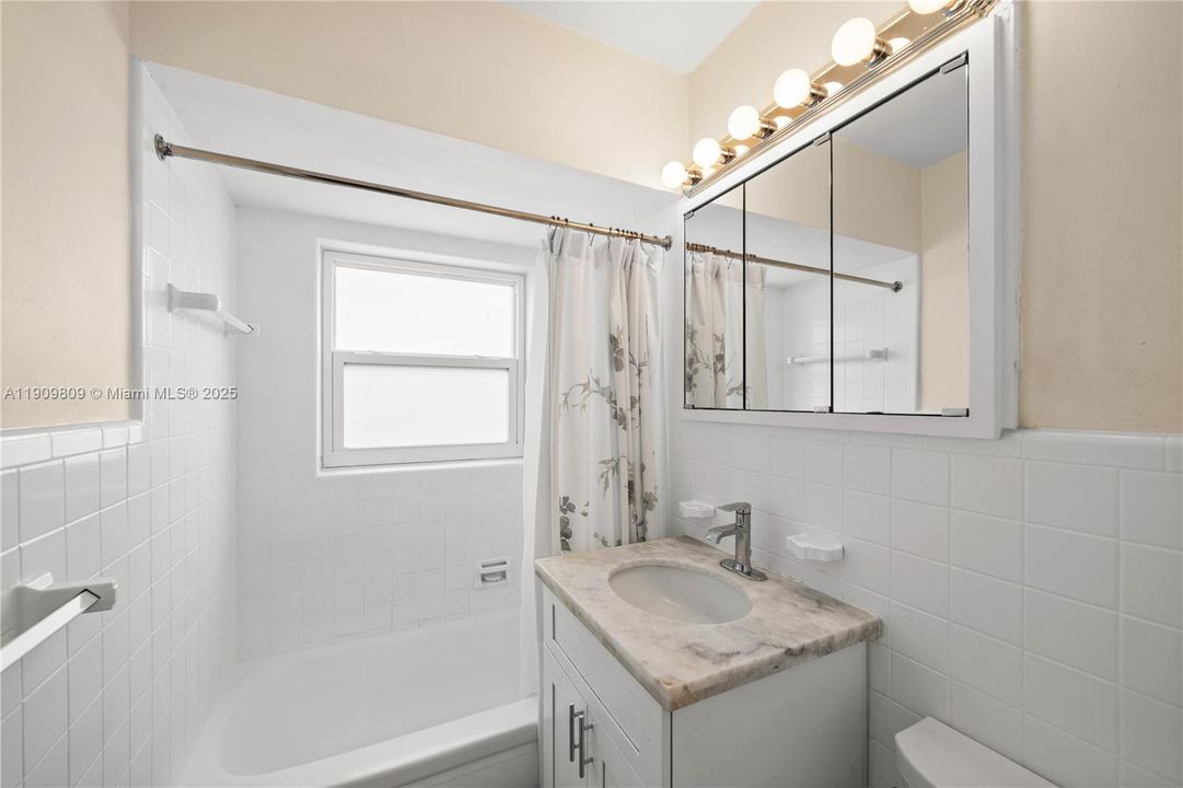 待售: $799,000 (2 贝兹, 1 浴室, 1038 平方英尺)