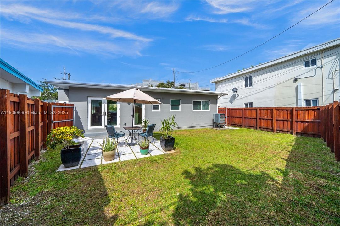 待售: $799,000 (2 贝兹, 1 浴室, 1038 平方英尺)