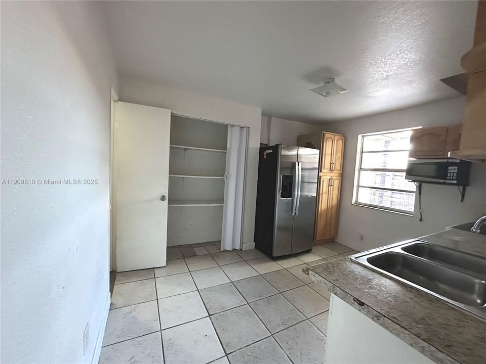 For Rent: $1,550 (1 beds, 1 baths, 632 Square Feet)