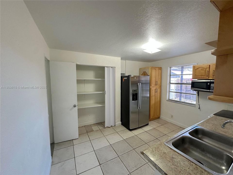 For Rent: $1,550 (1 beds, 1 baths, 632 Square Feet)