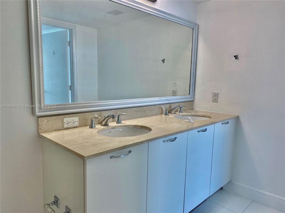 Active With Contract: $600,000 (2 beds, 2 baths, 1144 Square Feet)