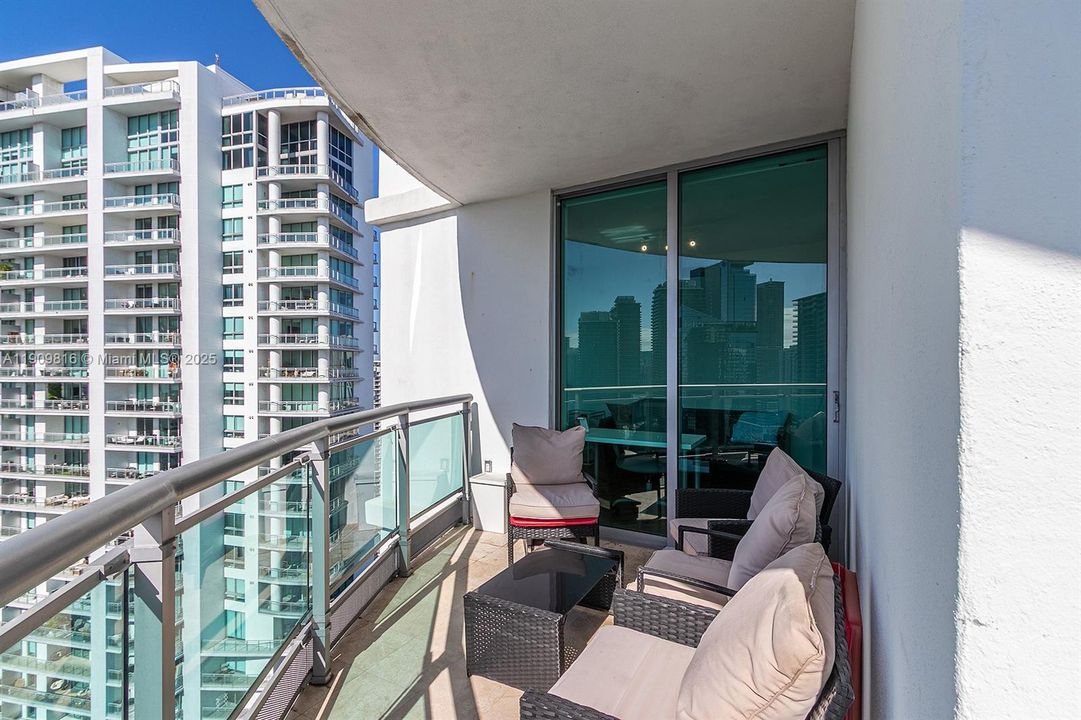 待售: $549,900 (2 贝兹, 2 浴室, 935 平方英尺)