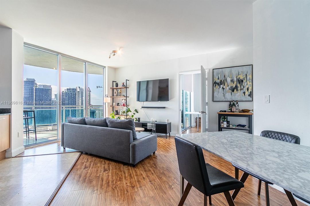 待售: $549,900 (2 贝兹, 2 浴室, 935 平方英尺)